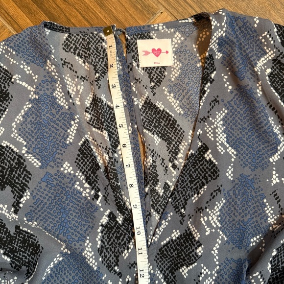 💜💜 2/$20 Romper printed gray/blue size small - Picture 5 of 6